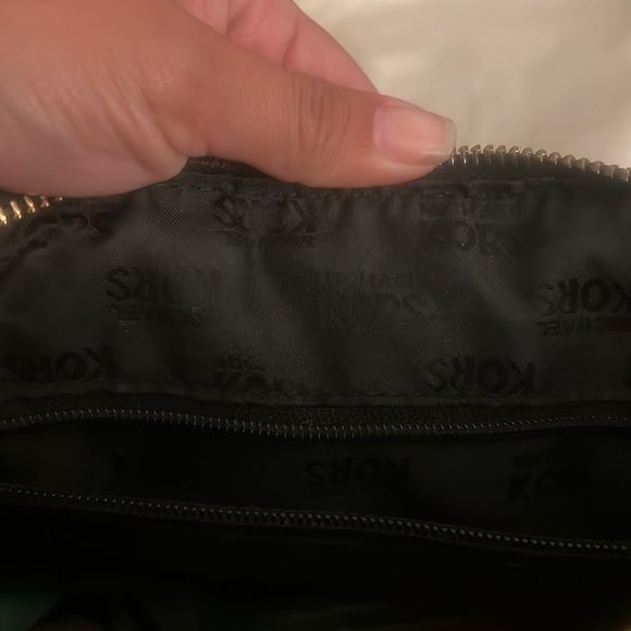 Beautiful Michael Kors bag black with gorgeous gold hardware functional - Picture 4 of 7